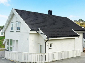 8 person holiday home in Auklandshamn